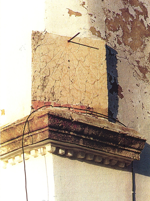 Reloj solar vertical situado en una de las esquinas de la iglesia de N.S. de las Virtudes de Villamartín (Cádiz). Foto: Carlos Esteve