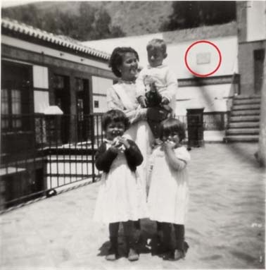 Imagen familiar de 1952 con el reloj al fondo