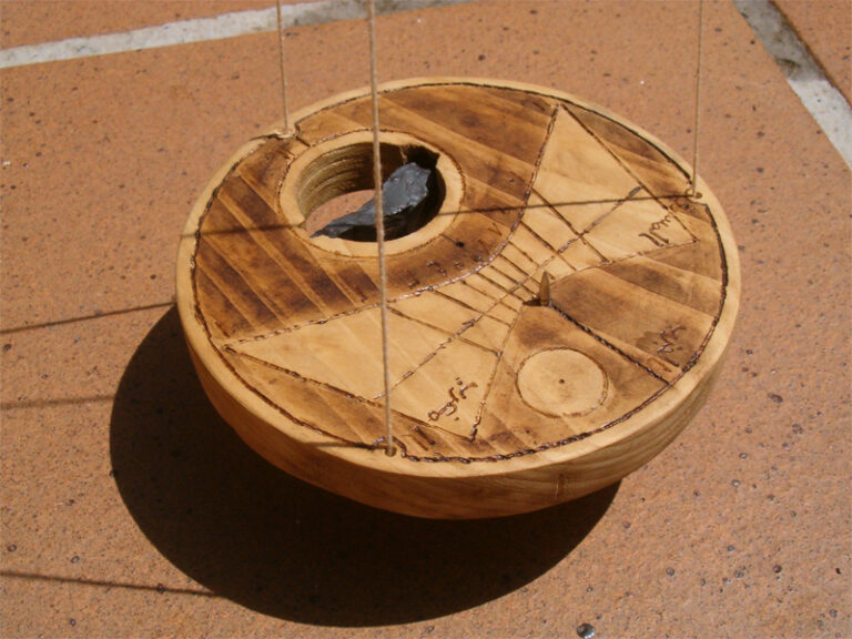Reproducción de un reloj de sol portátil del siglo XIV