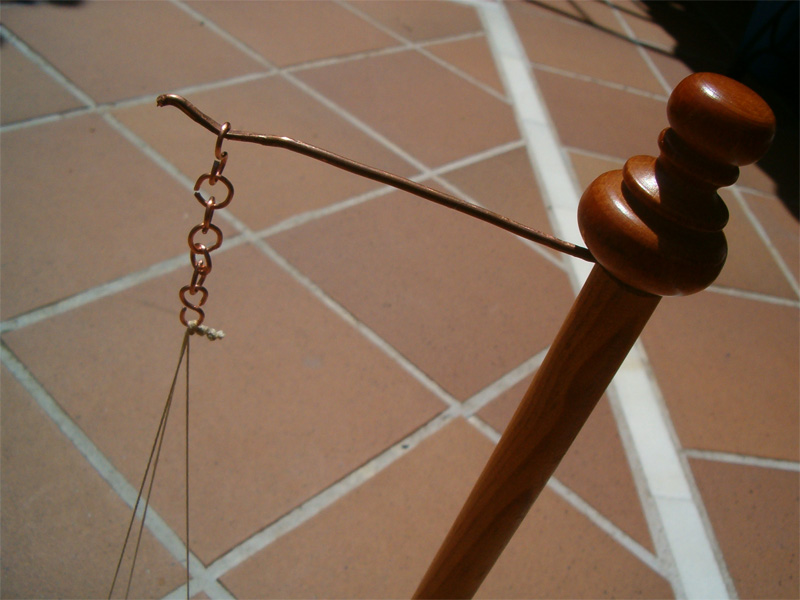 Detalle de la cabeza del sistema de sujeción para exposición de la pieza