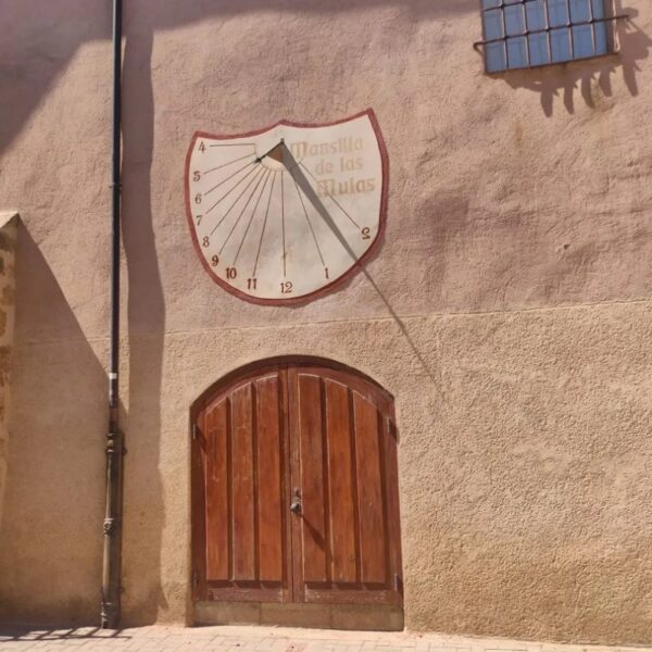 Reloj de sol de la Casa de la Cultura de Mansilla de las Mulas, León. Foto: Eduardo Lavilla Francia