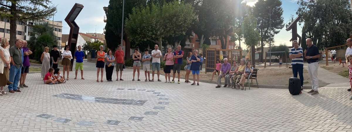 Momento de la inauguración del reloj analemático de Gandesa. Foto: Jesús Godina.