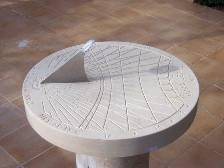 Se amplía la muestra de los relojes de sol creados por Joan Serra