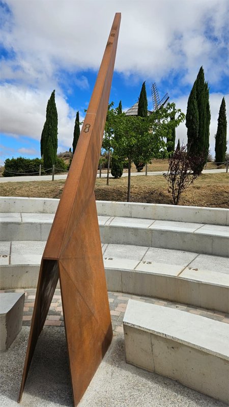 Primer plano del gnomon del reloj solar del Mirador estelar de Ocón realizado en acero corten. Foto: César Busto (2026)