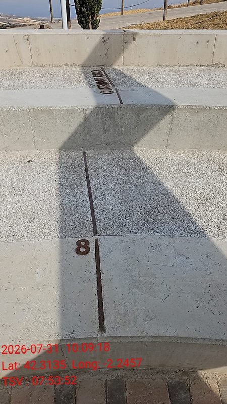 Escalonamiento de la proyección de la sombra y líneas horarias del reloj solar del Mirador estelar de Ocón. Foto: César Busto (2026)