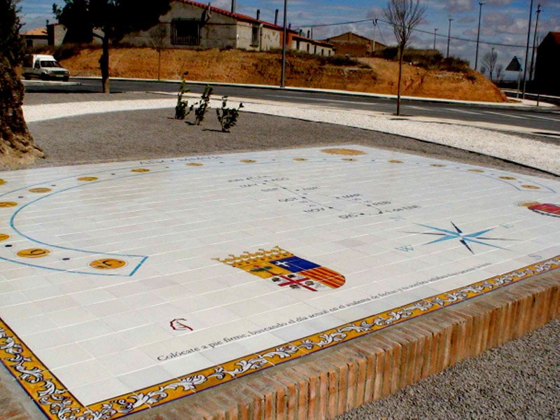 Analemático de Belchite proyectado por Rafa Carrique en 2007 situado en una rotonda de acceso a la ciudad. Desde 2018 ha desaparecido, en su lugar en 2023 han puesto cartelería de la localidad.