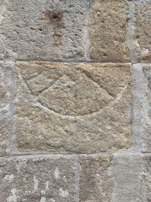 Primer plano del reloj de sol de la iglesia de San Martín en Sildenfingen (Baden-Wurttemberg, Alemania). Foto: Sonja Müller