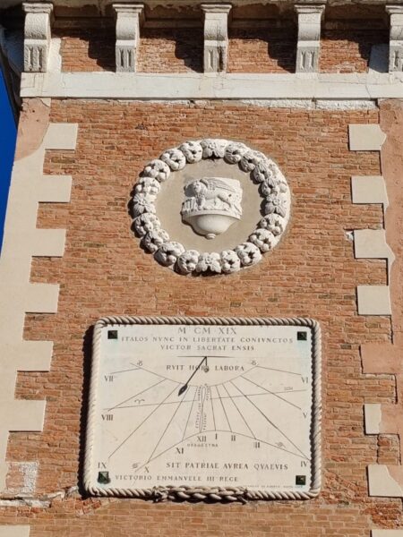 Reloj de sol del Arsinale di Venezia. Foto: Paula Llamas (2025)