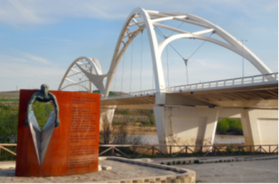 Puente “Ibn-Firnas” construido sobre el río Guadalquivir a su paso por Córdoba. En primer término monumento erigido en recuerdo del poeta andalusí