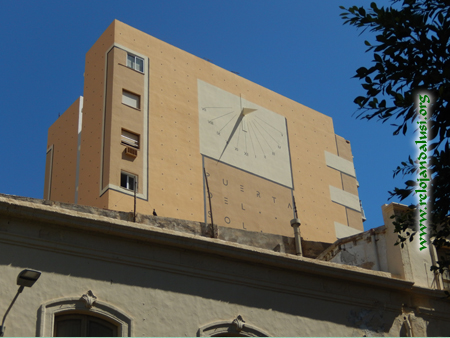 En el lateral del edificio Príncipe, de la capital almeriense, situado en el n° 38 del Paseo de Almería, se encuentra dibujado un gran reloj vertical declinante a levante. 
Autor: Esteban Martínez (2023)