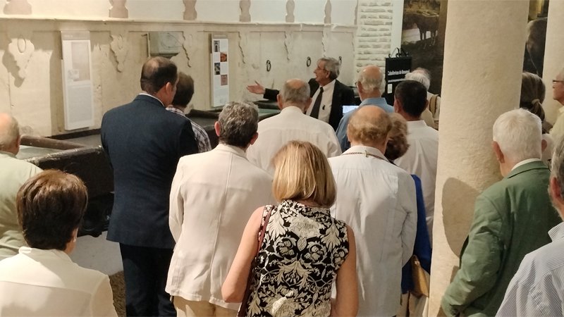 Momento de la charla de J.M.Raya a los asistentes de la Exposición "Los Relojes de sol de Hernán Ruiz"