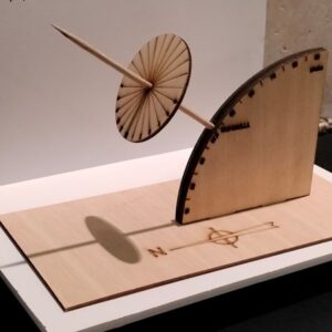 Maqueta de reloj de sol con eje axial descrito por Hernán Ruiz