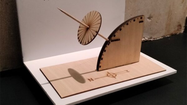 Maqueta de reloj de sol con eje axial descrito por Hernán Ruiz