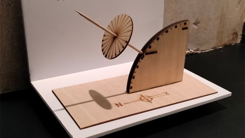 Maqueta de reloj de sol con eje axial descrito por Hernán Ruiz