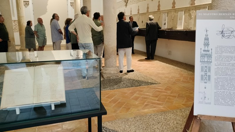Momento de la charla de J.M.Raya a los asistentes de la Exposición "Los Relojes de sol de Hernán Ruiz"
